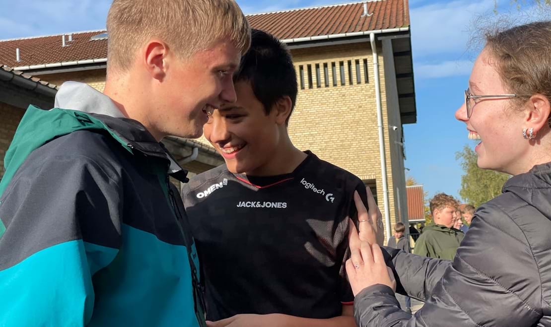 Elever der griner sammen på Haslev Privatskole