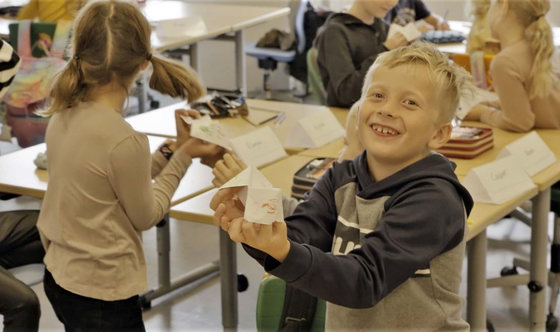 Billede af børn der er glade i undervisningen