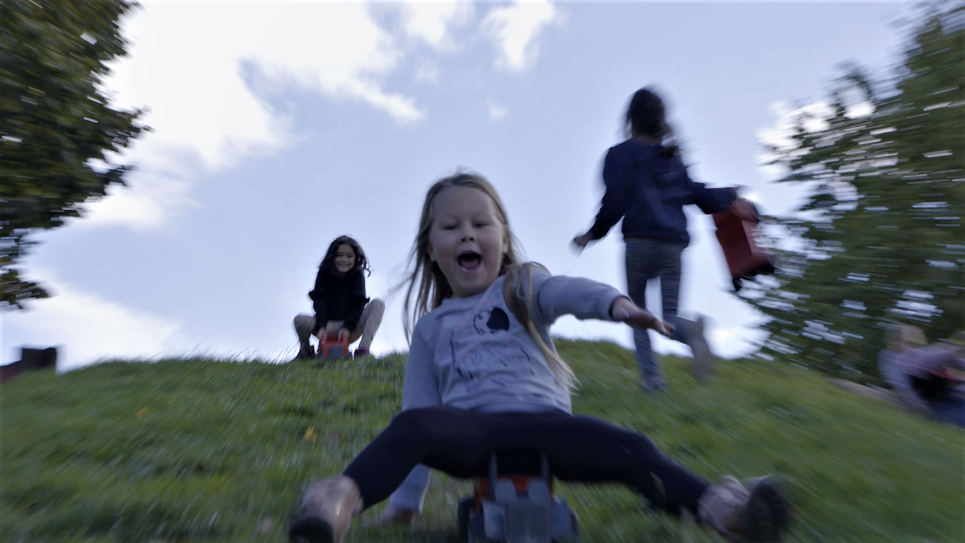 2 piger snakker med en lærer på skolegangen