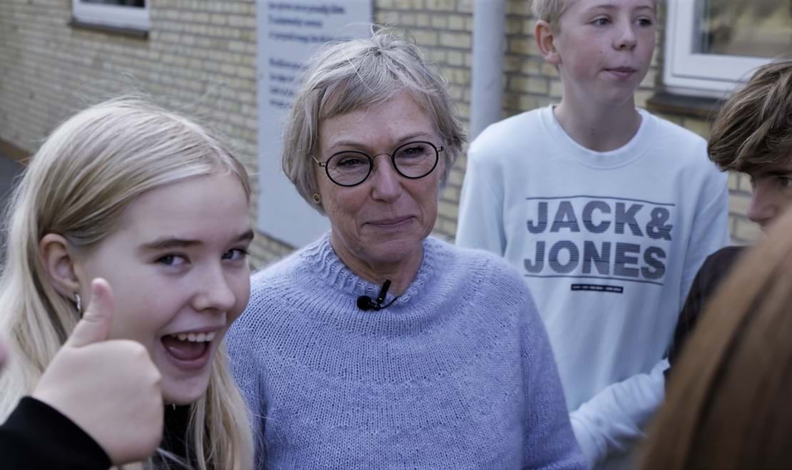 Billede af skoleleder Gitte Kehl sammen med glade elever