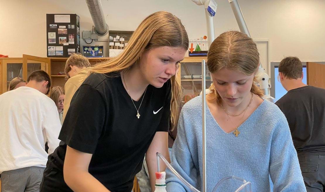 Billede af to piger der laver et kemiforsøg i undervisningen