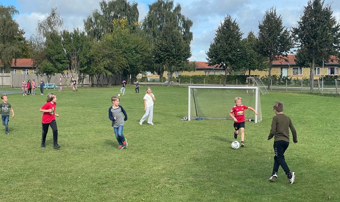 Elever der spiller fodbold