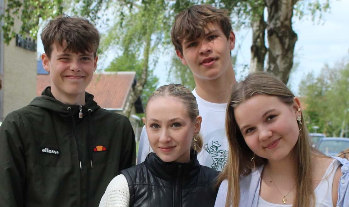 Syv piger der griner sammen på legepladsen